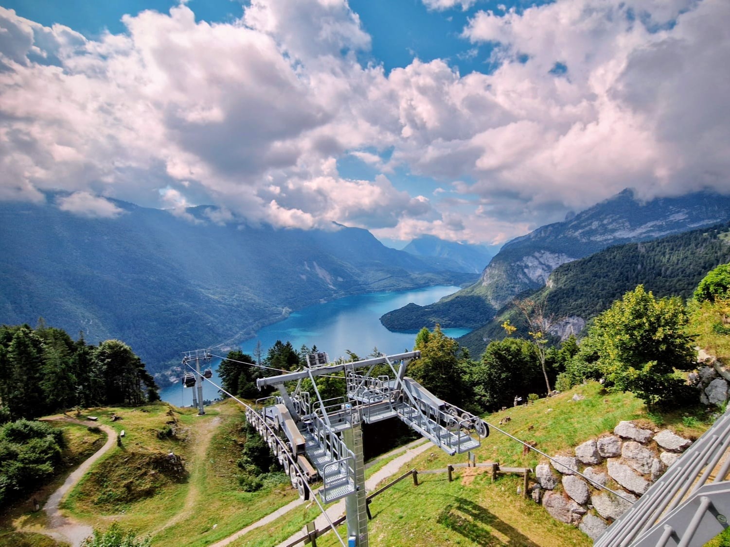 Il lago di Molveno visto dall'alto in estate
